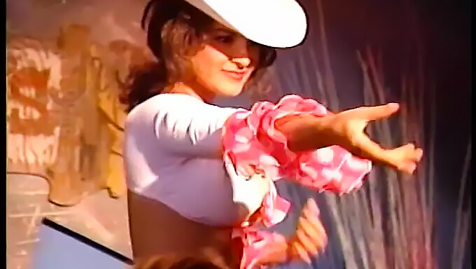 Tini Nagy Természetes Mellekkel Lovagol A Cowboy Farkán Orgazmikus Videóban