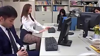 Asian Office Couple Gets Naughty