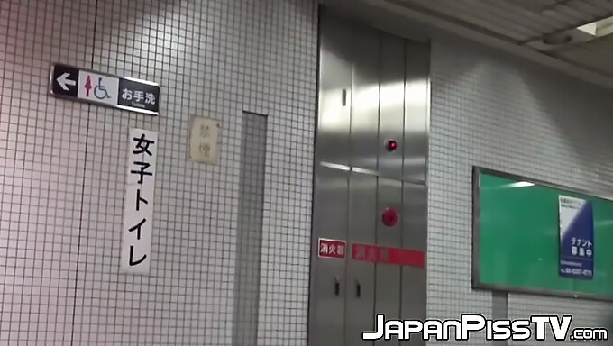 日本の美女たちが公衆トイレで放尿!