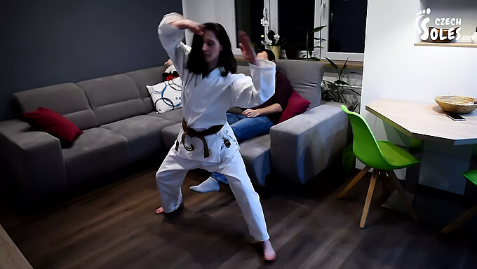 Femdom Karate Mistress Ayakları Boğar